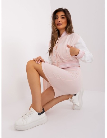 Šviesus koledžo kostiumėlis su mini sijonu