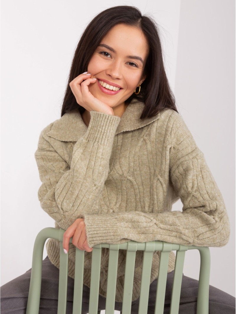 Moteriškas megztinis su apykakle