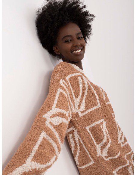 Kontrastingas megztinis su apvadais