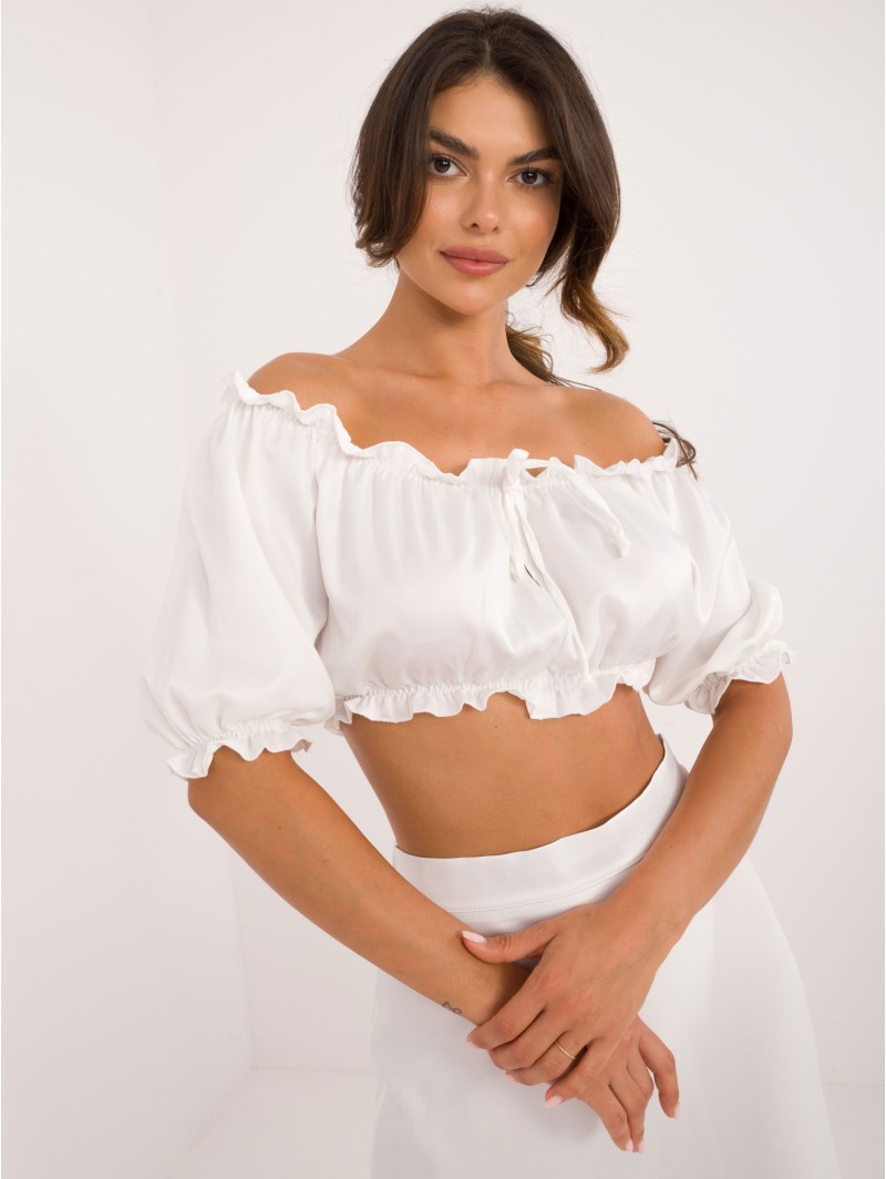 Elegantiškas baltas kostiumėlis su ilgu sijonu