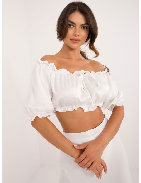 Elegantiškas baltas kostiumėlis su ilgu sijonu