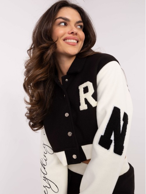 Madingas koledžo stiliaus kostiumas su sijonu 2