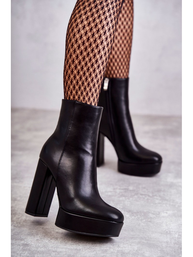 Smooth Leather Booties On A Bar Black Kaysa