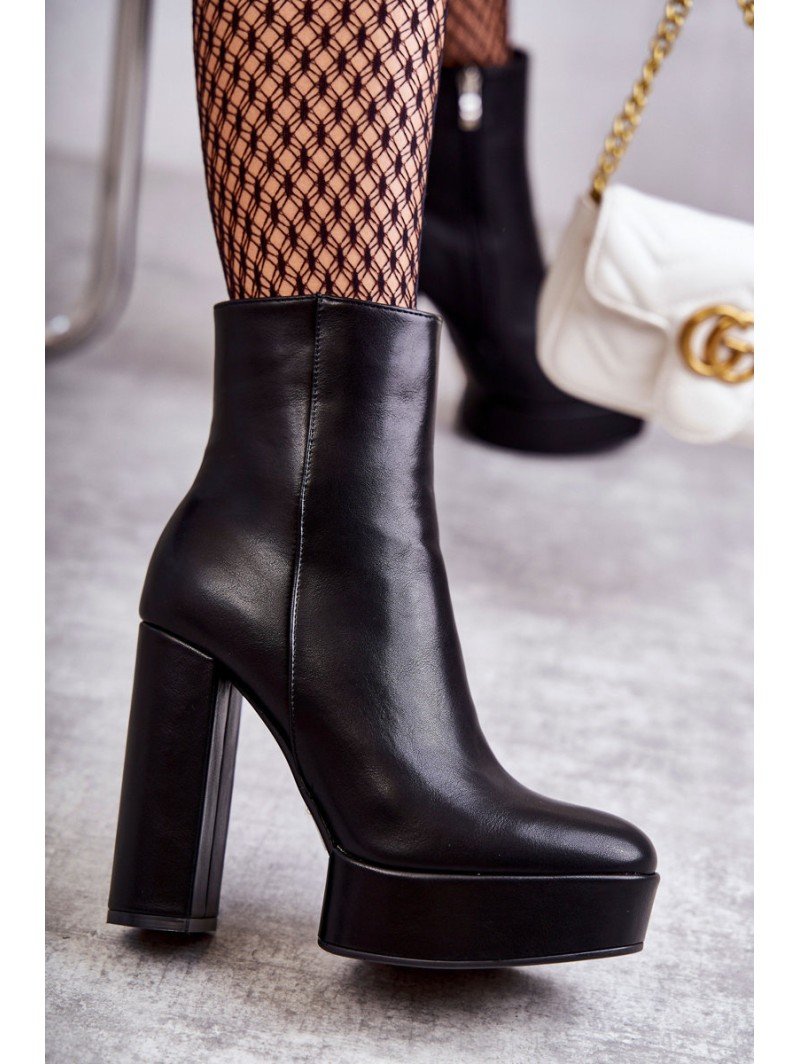 Smooth Leather Booties On A Bar Black Kaysa