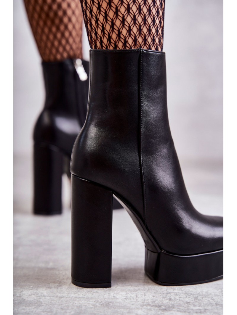 Smooth Leather Booties On A Bar Black Kaysa