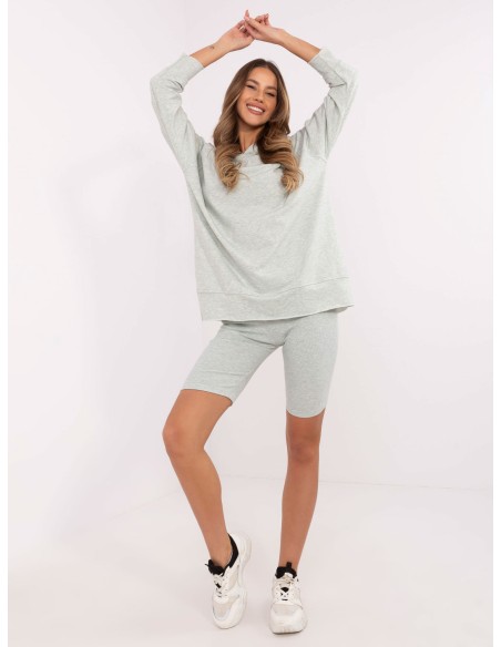 Džemperio ir dviratininko šortų derinys moterims