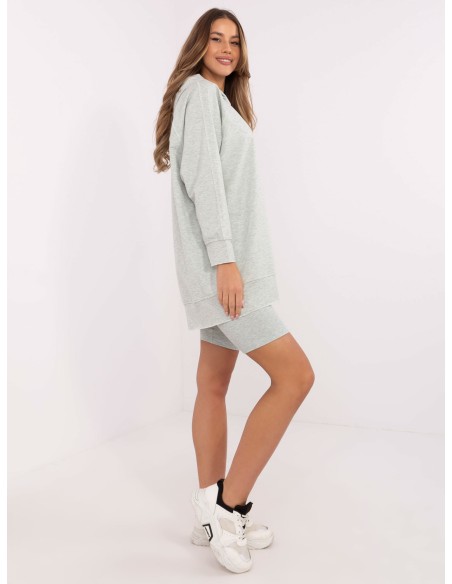 Džemperio ir dviratininko šortų derinys moterims