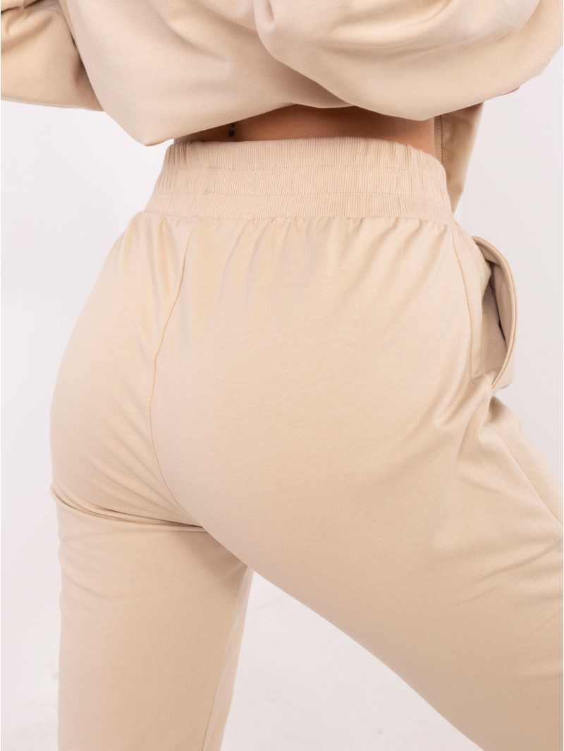 Medvilninis laisvalaikio kostiumas su iškirpte