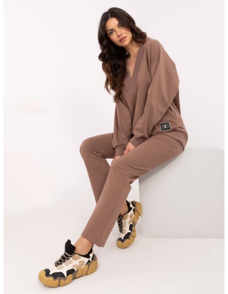 Medvilninis laisvalaikio kostiumas su iškirpte