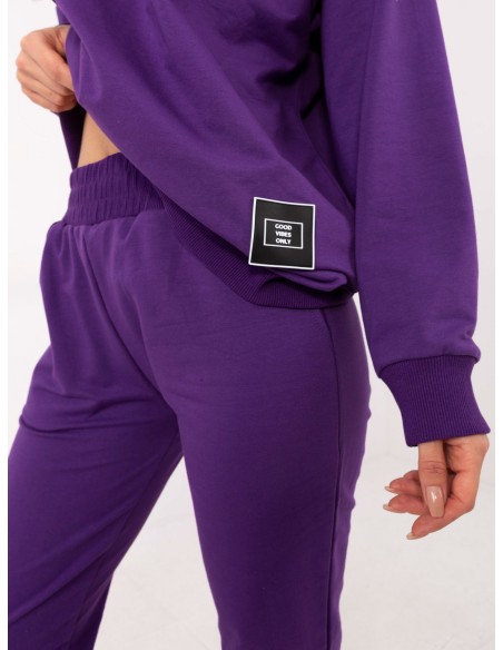 Medvilninis laisvalaikio kostiumas su iškirpte