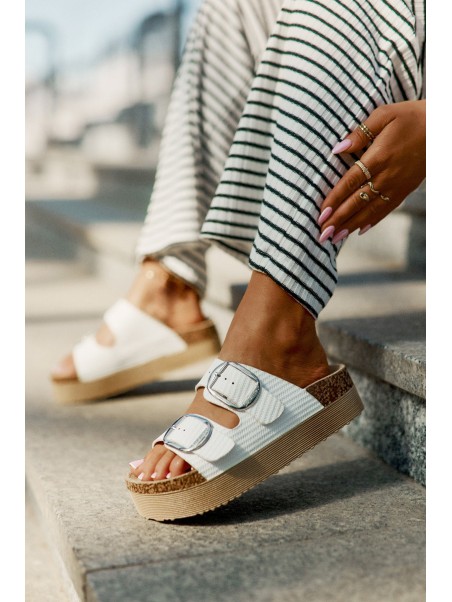 Moteriškos platforminės basutės su sagtimis Lee Cooper LCW-25-35-3496L baltos