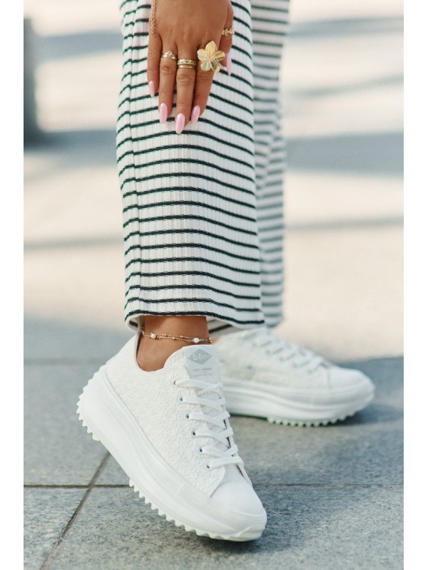Women's Sneakers With Embroidery On Platform Lee Cooper LCW-25-31-3465L White