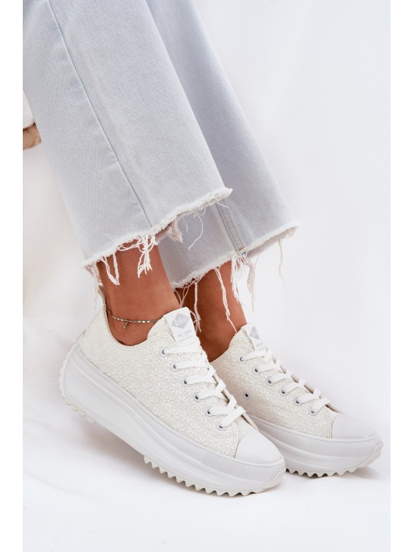 Women's Sneakers With Embroidery On Platform Lee Cooper LCW-25-31-3465L White