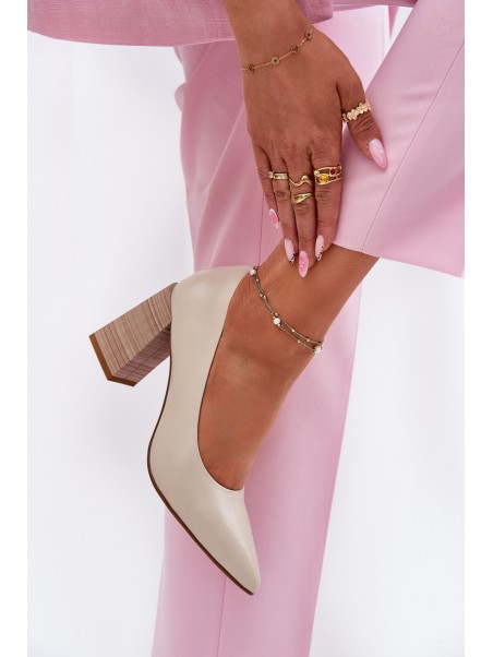 Leather pumps on a heel beige Gregosa