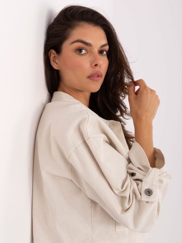 Stilingas trumpas švarkelis su apykakle