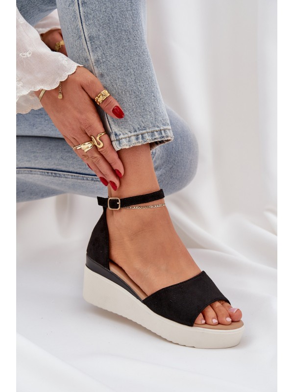 Lightweight platform sandals with a delicate wedge black Gillifia