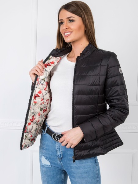 Juoda lengva striukė