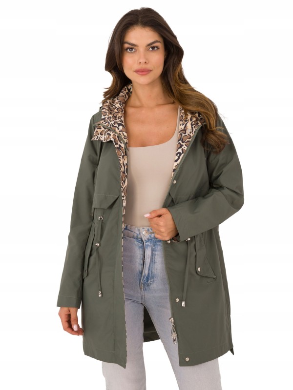 Juoda lengva striukė