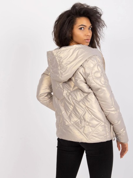 Juoda lengva striukė