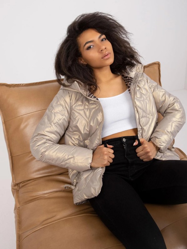 Juoda lengva striukė