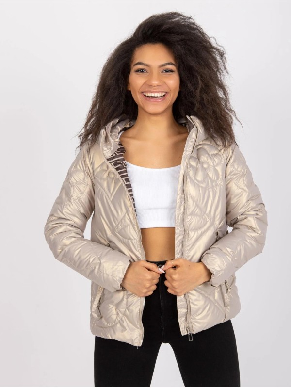 Juoda lengva striukė