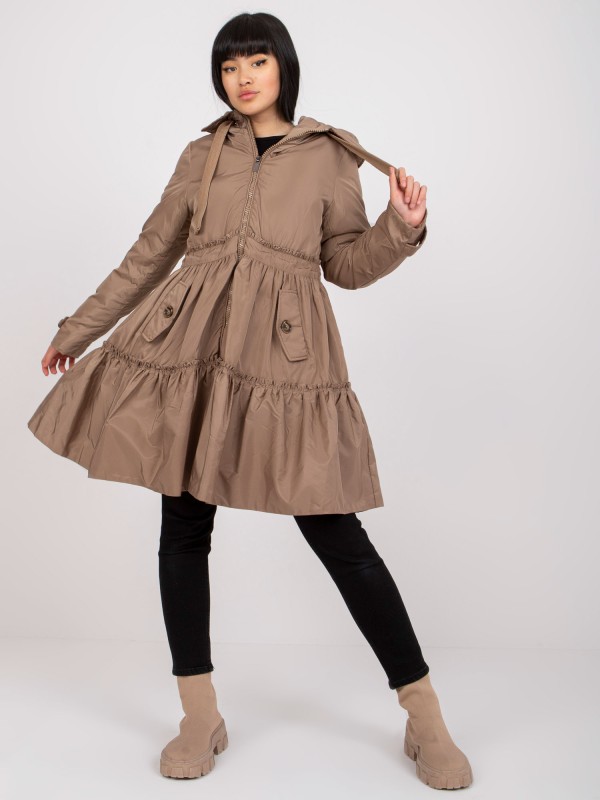 Elegantiška platėjanti stiukė su gobtuvu