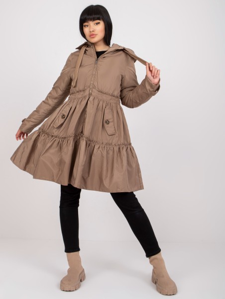 Elegantiška platėjanti stiukė su gobtuvu