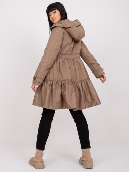 Elegantiška platėjanti stiukė su gobtuvu