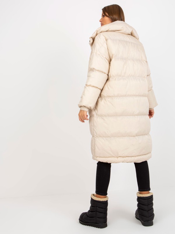 Elegantiška platėjanti stiukė su gobtuvu