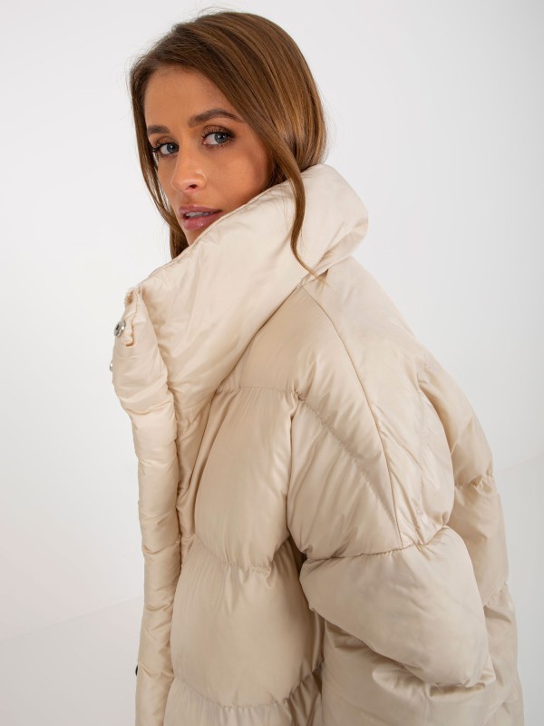 Elegantiška platėjanti stiukė su gobtuvu