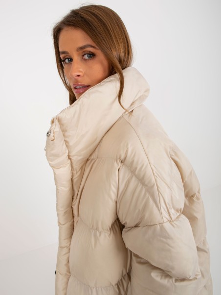 Elegantiška platėjanti stiukė su gobtuvu