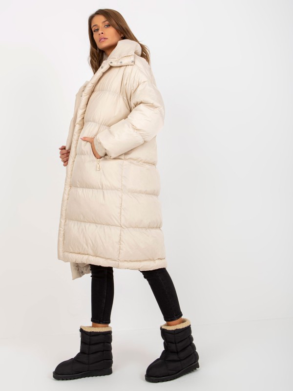 Elegantiška platėjanti stiukė su gobtuvu