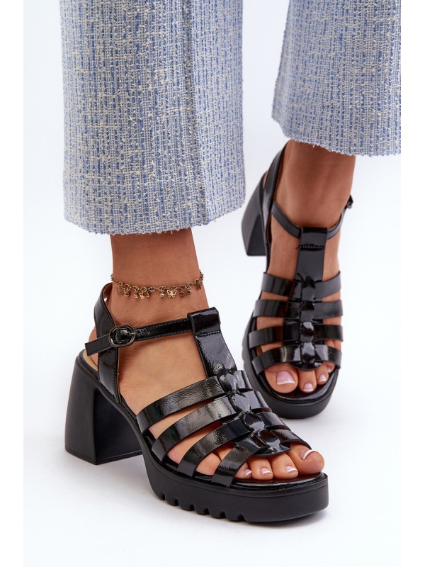 Lakuotos odos moteriškos basutės su kulnu, juodos Vinceza 66621