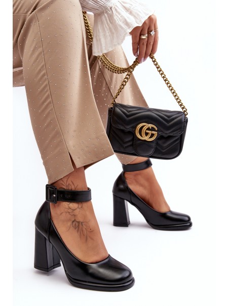 Juodos basutės su kulniukais ir sagtimi Idovana