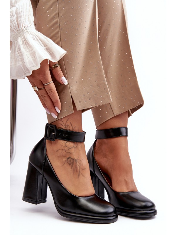 Juodos basutės su kulniukais ir sagtimi Idovana