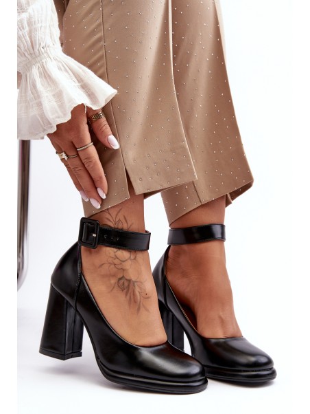 Juodos basutės su kulniukais ir sagtimi Idovana