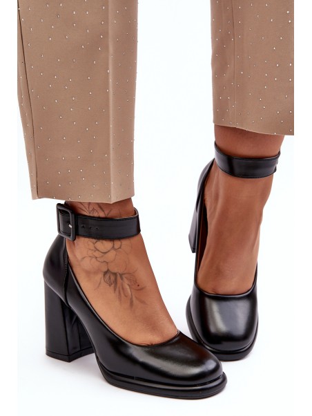 Juodos basutės su kulniukais ir sagtimi Idovana