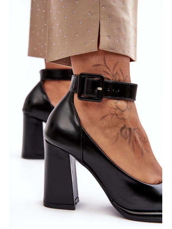 Juodos basutės su kulniukais ir sagtimi Idovana