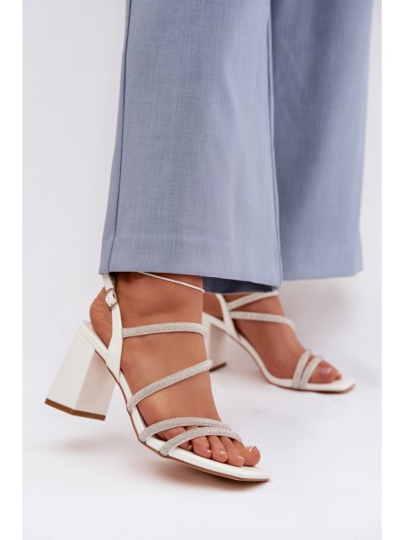 Moteriškos basutės su blokiniu kulnu, dirželiais ir cirkoniais, baltos Brelia