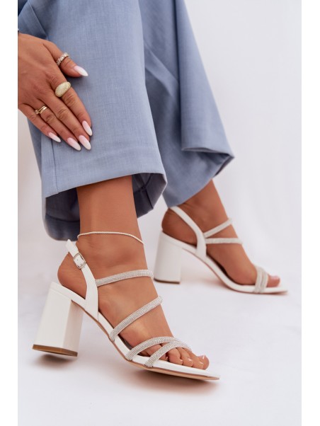 Moteriškos basutės su blokiniu kulnu, dirželiais ir cirkoniais, baltos Brelia