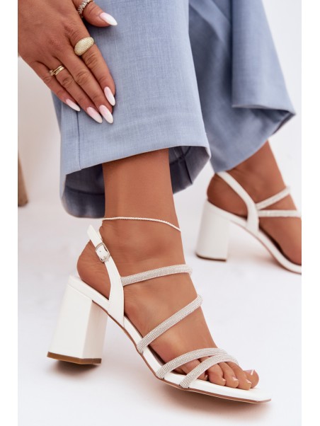 Moteriškos basutės su blokiniu kulnu, dirželiais ir cirkoniais, baltos Brelia