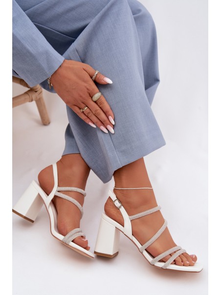 Moteriškos basutės su blokiniu kulnu, dirželiais ir cirkoniais, baltos Brelia