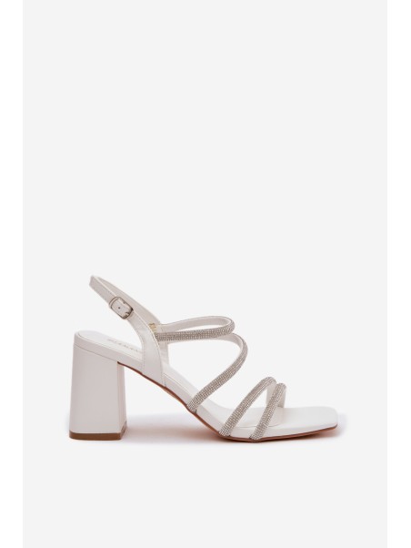 Moteriškos basutės su blokiniu kulnu, dirželiais ir cirkoniais, baltos Brelia