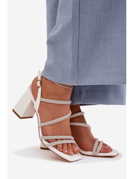 Moteriškos basutės su blokiniu kulnu, dirželiais ir cirkoniais, baltos Brelia