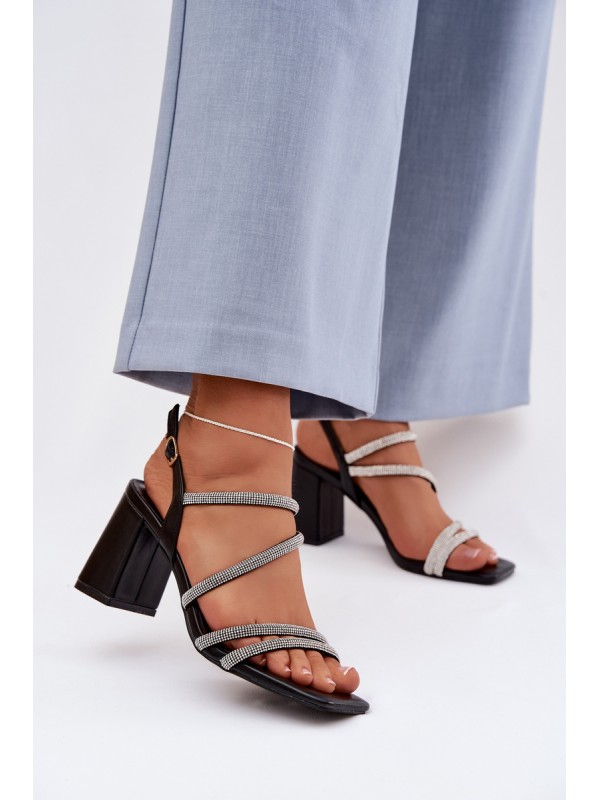 Moteriškos basutės su blokiniu kulnu, dirželiais ir cirkoniais Brelia