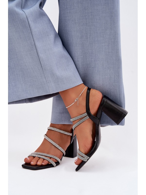 Moteriškos basutės su blokiniu kulnu, dirželiais ir cirkoniais Brelia