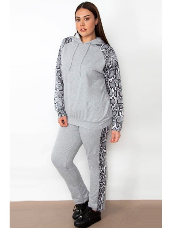 Pilki treningai su gyvatės odos rašto motyvais