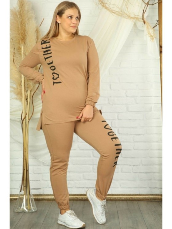 Paprastas laisvalaikio kostiumas su užrašais 2