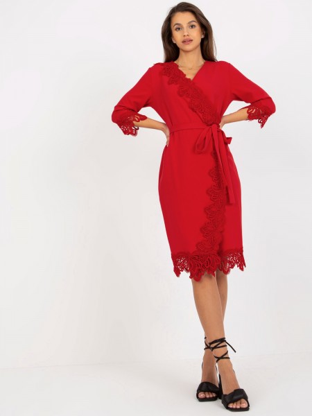 Susiaučiama raudona suknelė su nėriniais