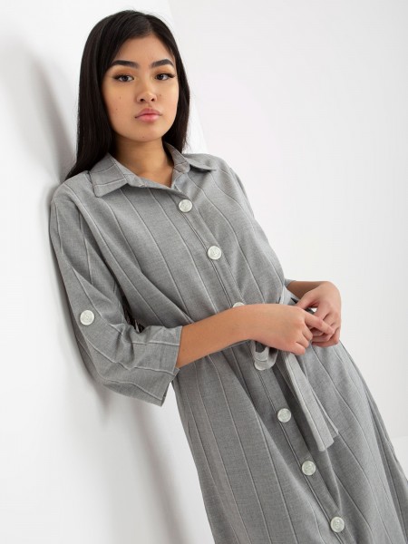 Dryžuota marškinių tipo suknelė su diržu